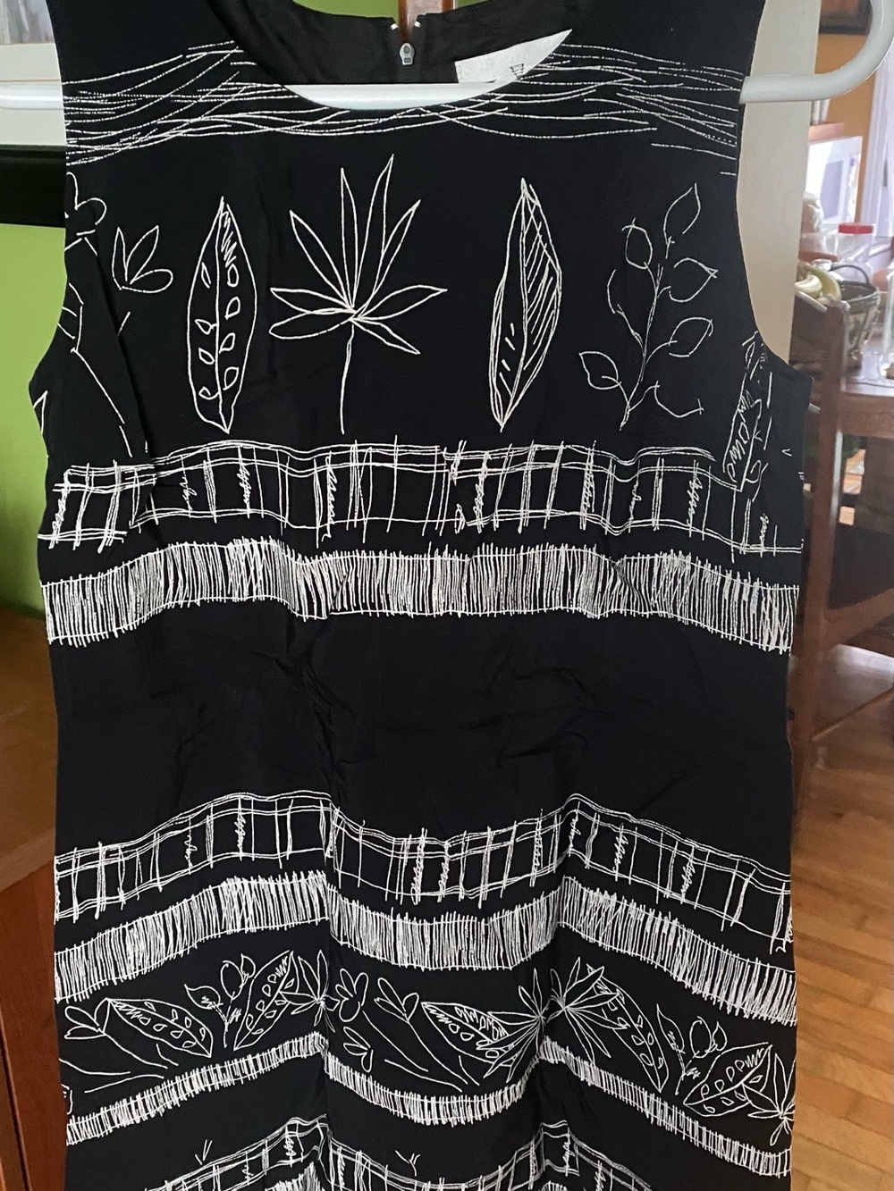 Black & White Leaf-Print Sleeveless Dress